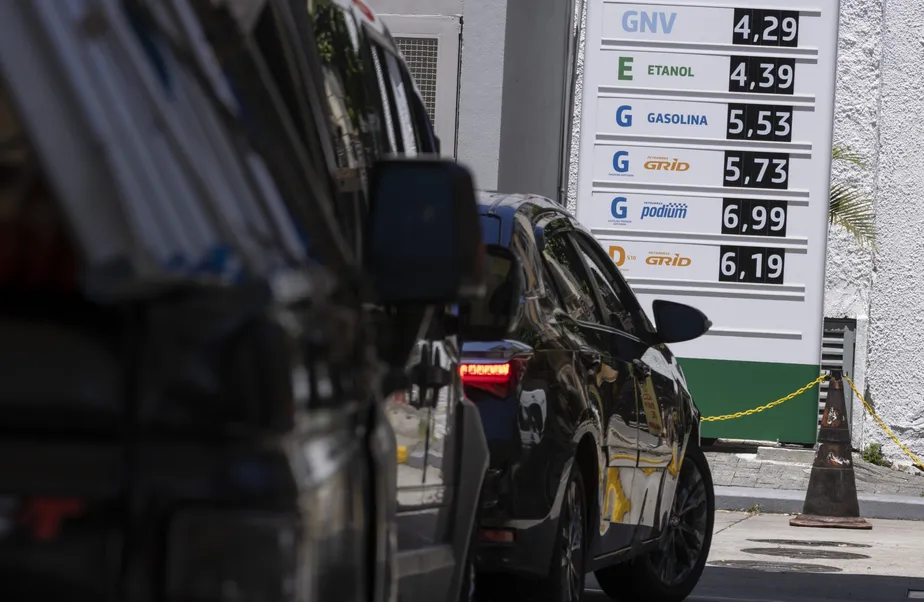 Aumento dos combustíveis. Postos de gasolina começam a aumentar os preços após a reoneração dos combustíveis: Na foto, o Posto BR da rua Frei Caneca, esquina com Rua Riachuelo, no Rio Foto: Marcia Foletto/Agência O Globo