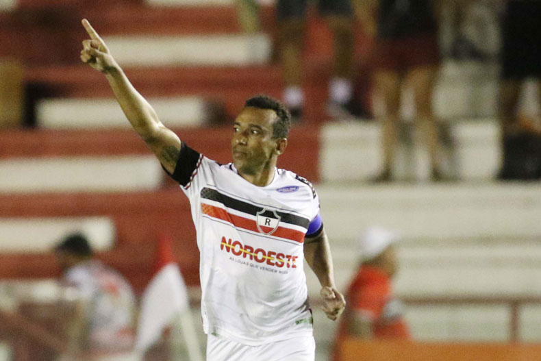 Lesão tira holofotes de Eduardo e abre espaço para atacantes do River