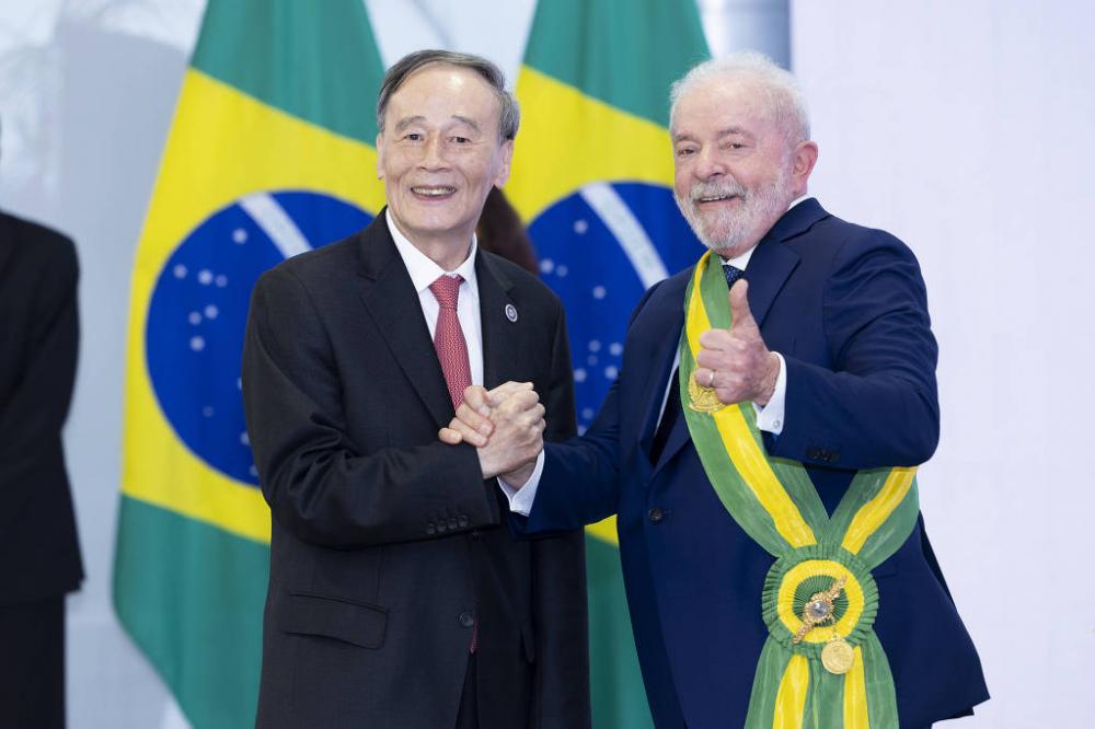 O então vice-líder da China, Wang Qishan, cumprimenta Lula durante sua cerimônia de posse em Brasília - Liu Bin - 1º.jan.23/Xinhua