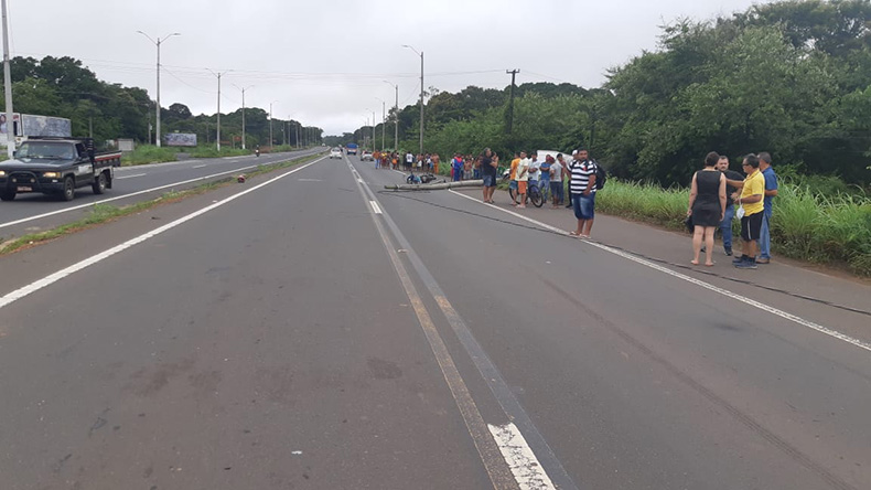 Carro colide em poste, que atinge e mata motociclista na BR-343