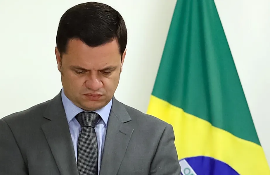 Investigações da Polícia Federal avançam e encrencam Torres