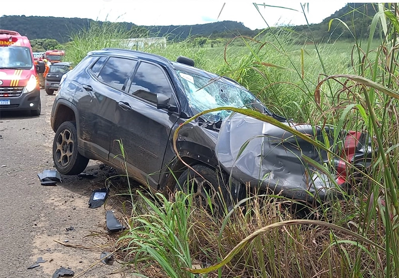 Colisão entre caminhão e dois carros deixa duas pessoas mortas na BR-316