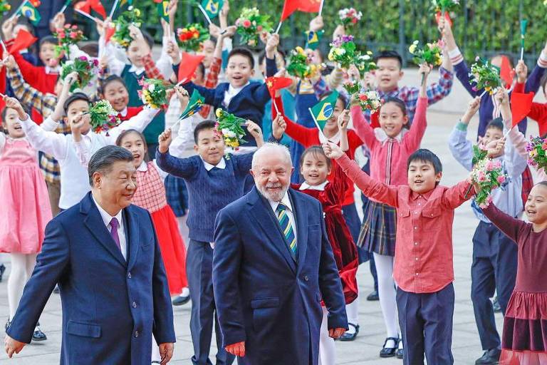 O presidente Luiz Inácio Lula da Silva caminha ao lado do líder chinês, Xi Jinping, durante visita a Pequim - Ricardo Stuckert/PR/Divulgação