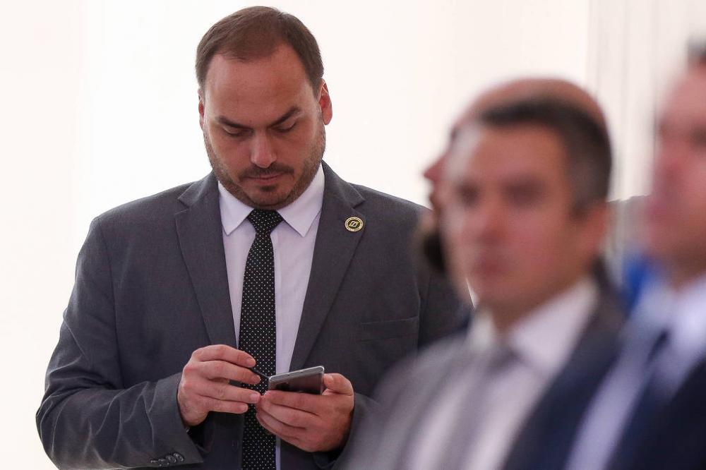 O vereador Carlos Bolsonaro (Republicanos-RJ) durante evento no Palácio do Planalto, em Brasília - Pedro Ladeira-17.abr.2020/Folhapress